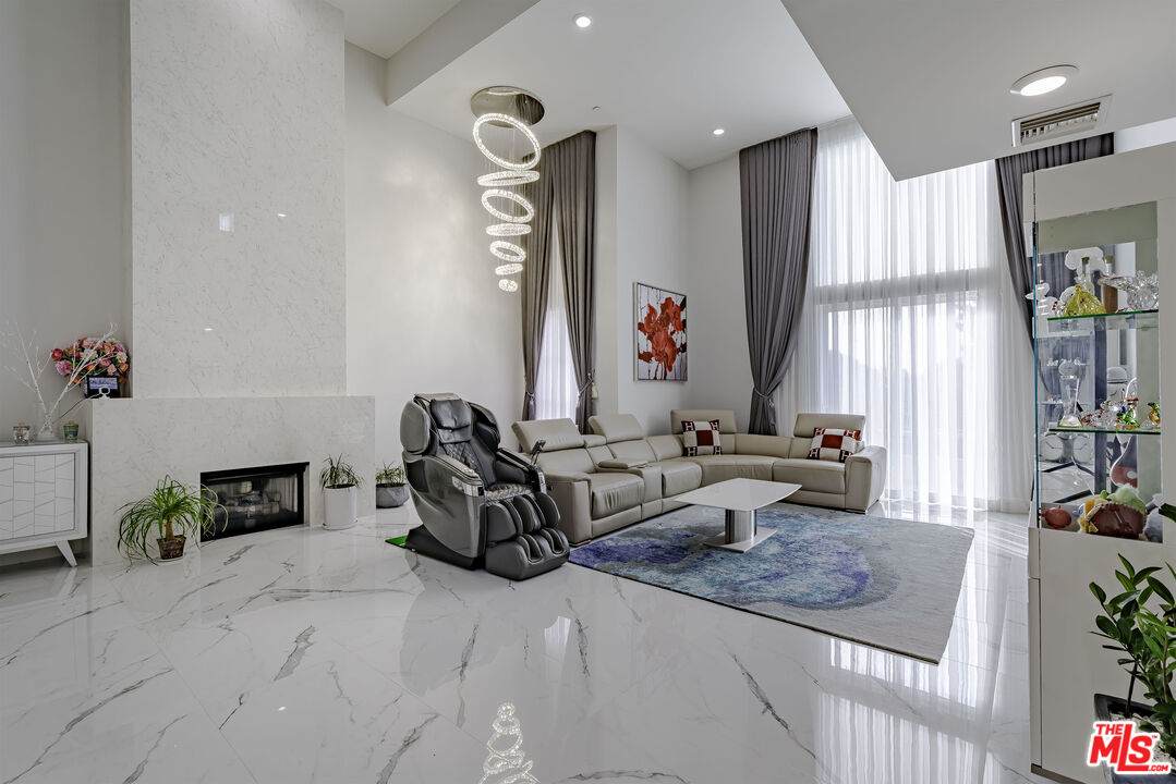 4925 Wilshire Blvd - Photo 1