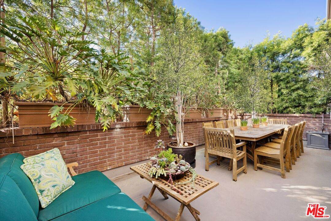 211 Spalding Dr - Photo 1