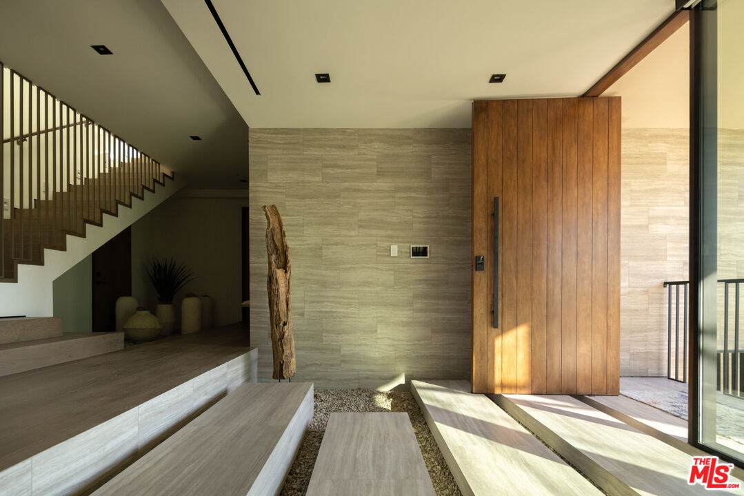 8777 Hollywood Blvd - Photo 1