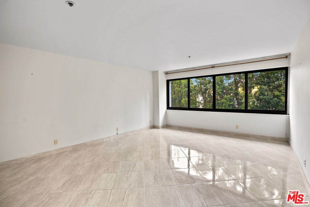 10560 Wilshire Blvd - Photo 1