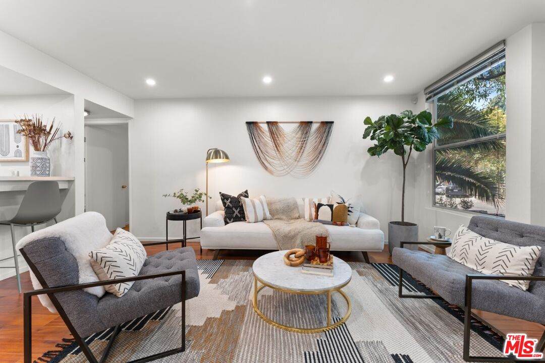 960 Sanborn Ave - Photo 1