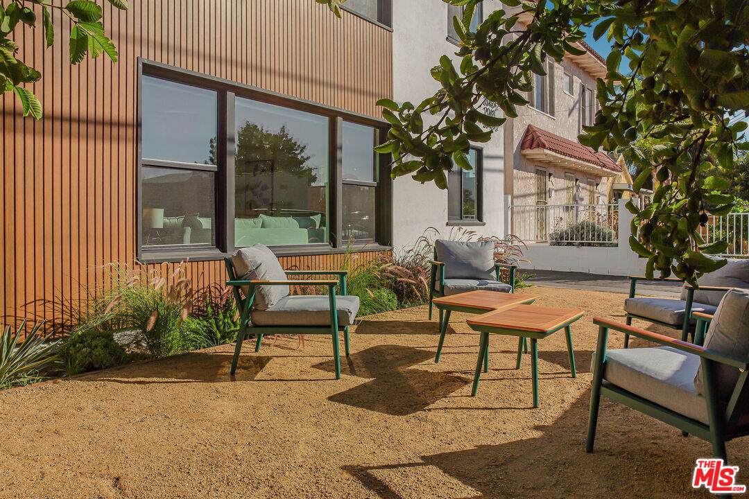 2046-1/2 Burnside Ave - Photo 1