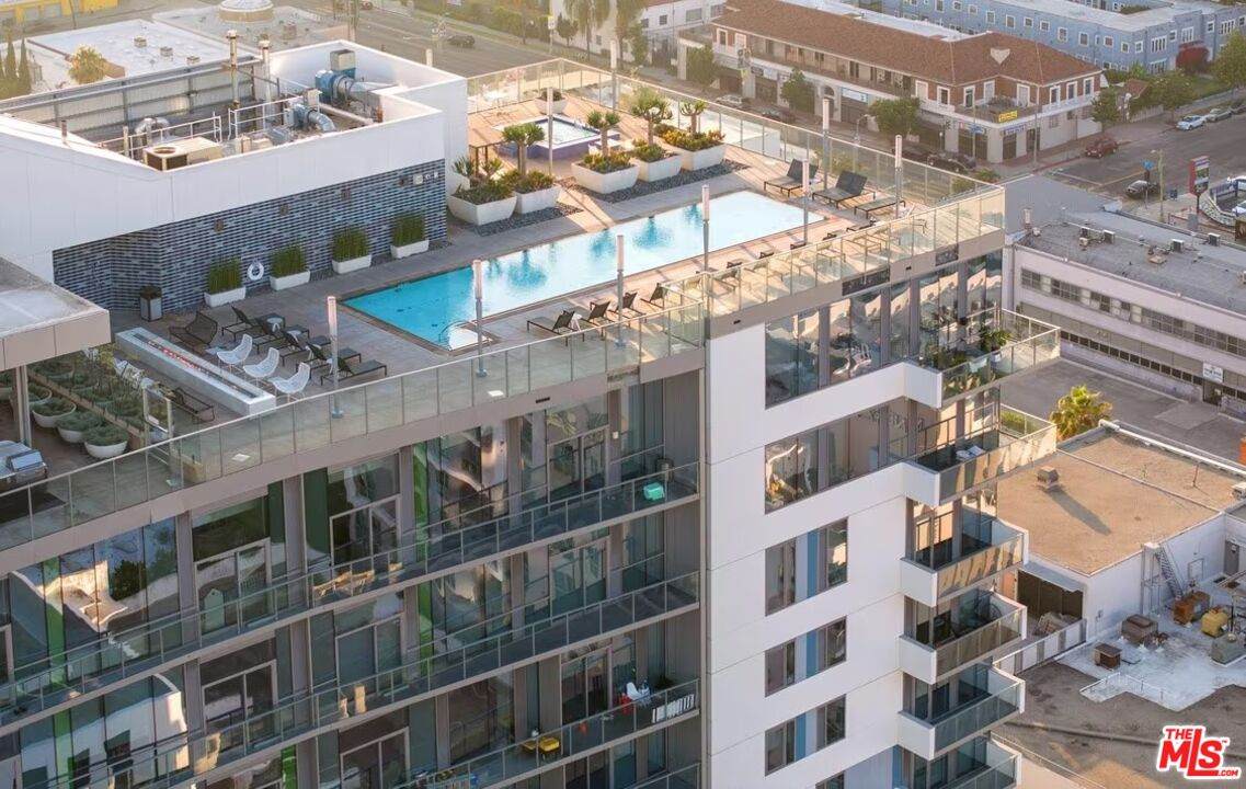 3033 Wilshire Blvd - Photo 1