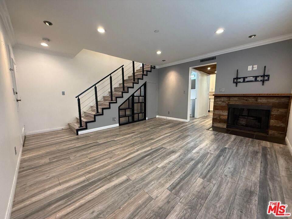 1043 Thompson Ave - Photo 1