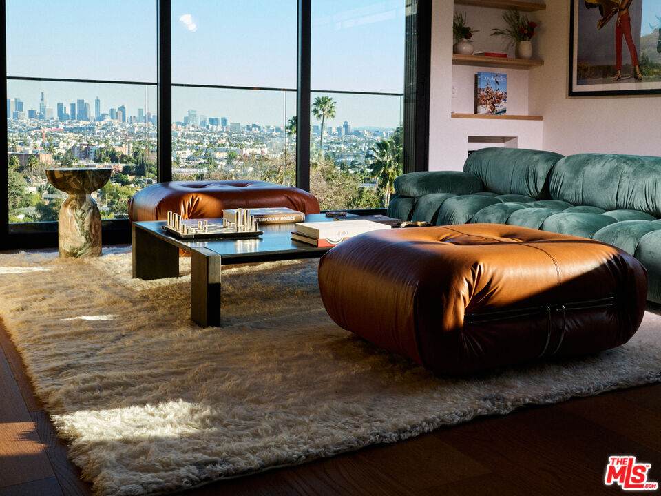 2309 Hollyridge Dr - Photo 1