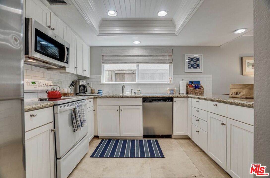 219 13th St - Photo 1