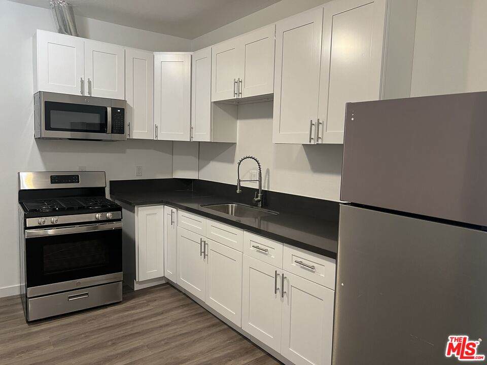 233 Park View St - Photo 1