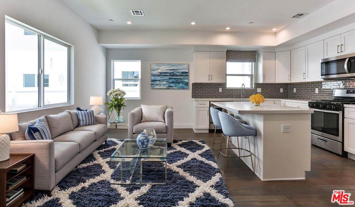 3946 S. Budlong Ave - Photo 1