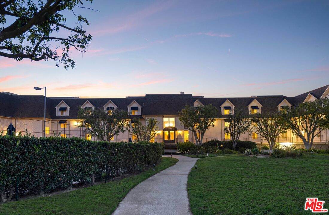 2385 Roscomare Rd - Photo 1