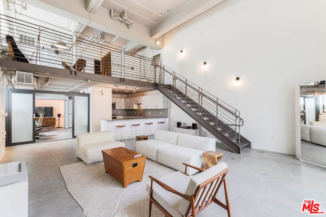 1130 Flower St - Photo 1