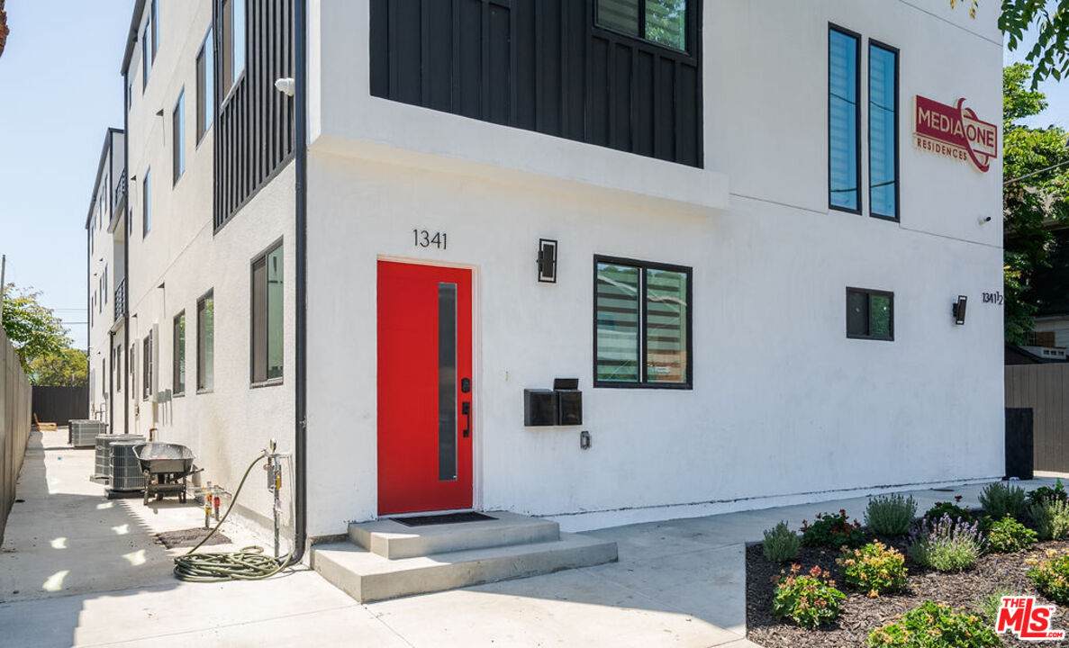 1341 Mariposa Ave - Photo 1