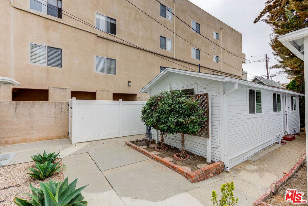 11918 Rochester Ave - Photo 1