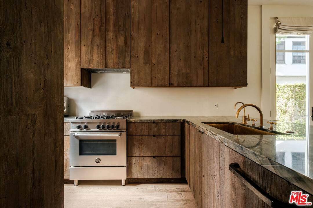 956 5th St - Photo 1