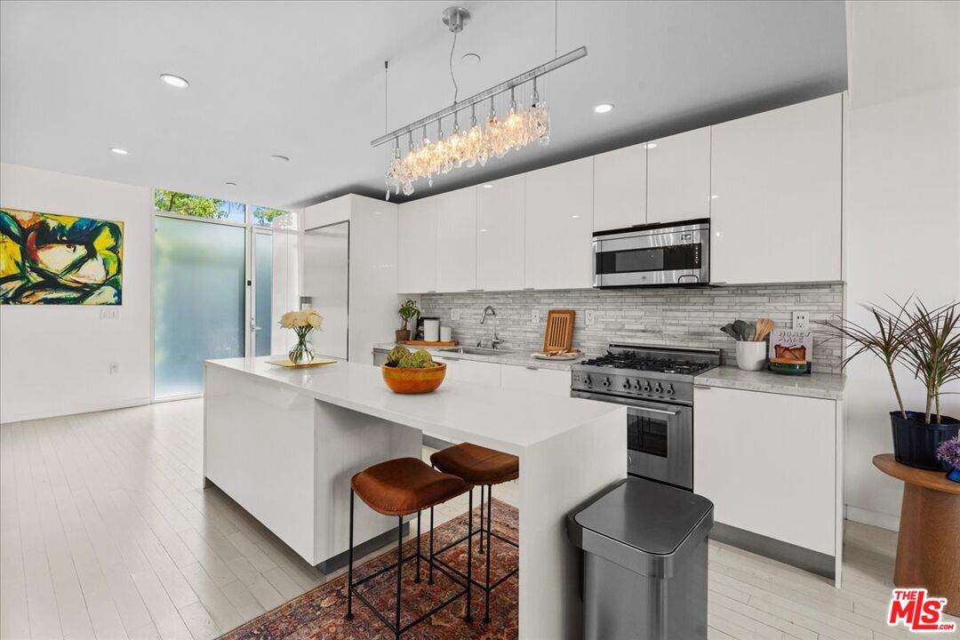 7917 Willoughby Ave - Photo 1