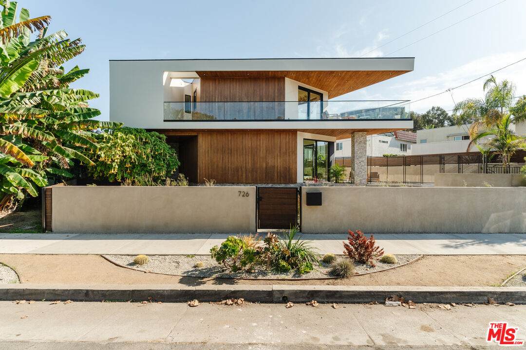 726 Howard St - Photo 1