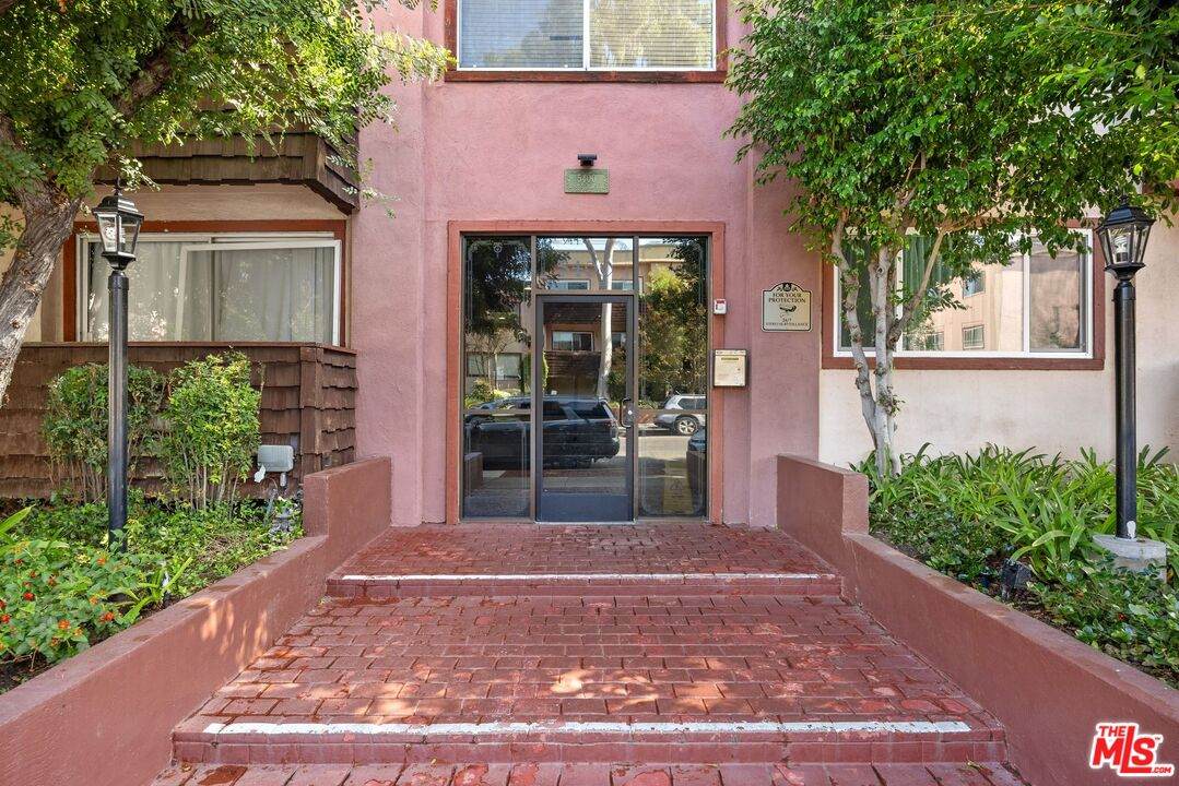 5400 Newcastle Ave - Photo 1