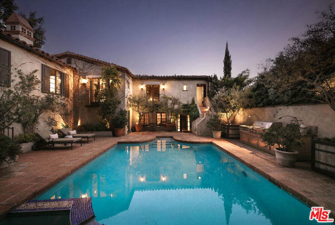 1437 Queens Rd - Photo 1