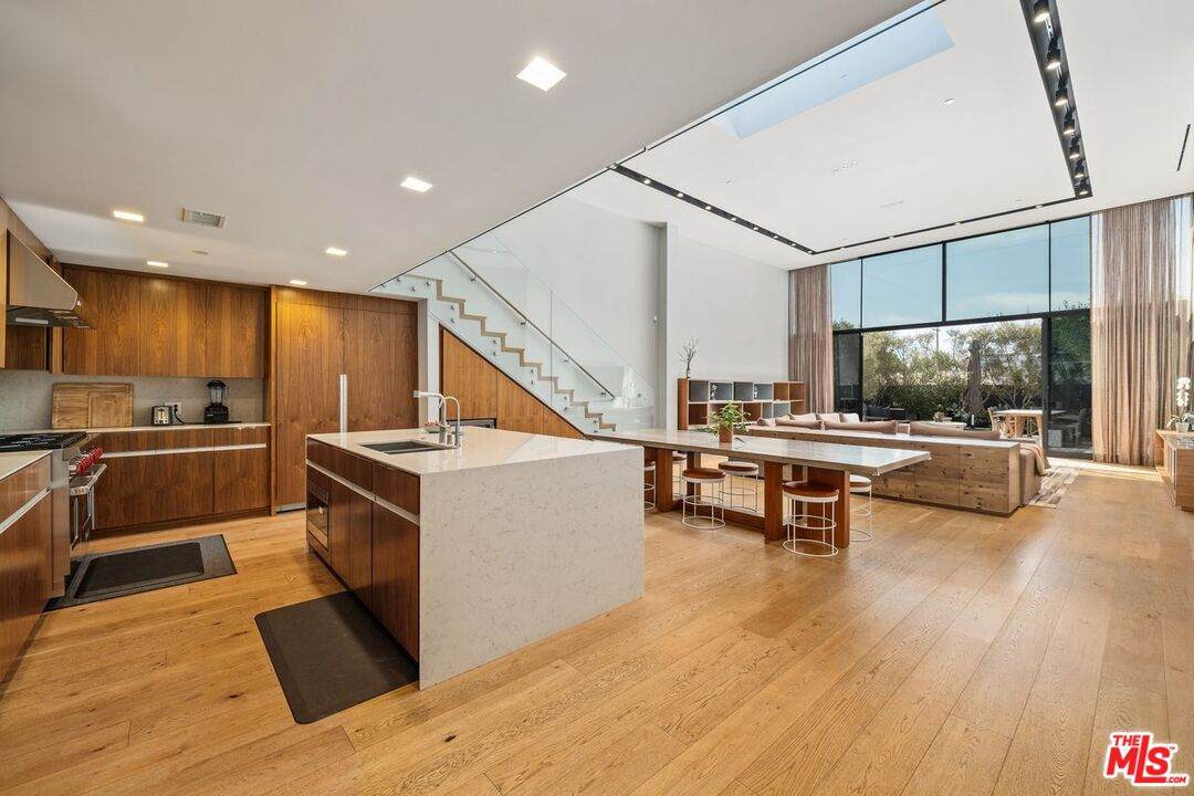 207 Hollister Ave - Photo 1