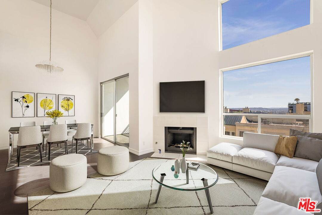 1129 Larrabee St - Photo 1