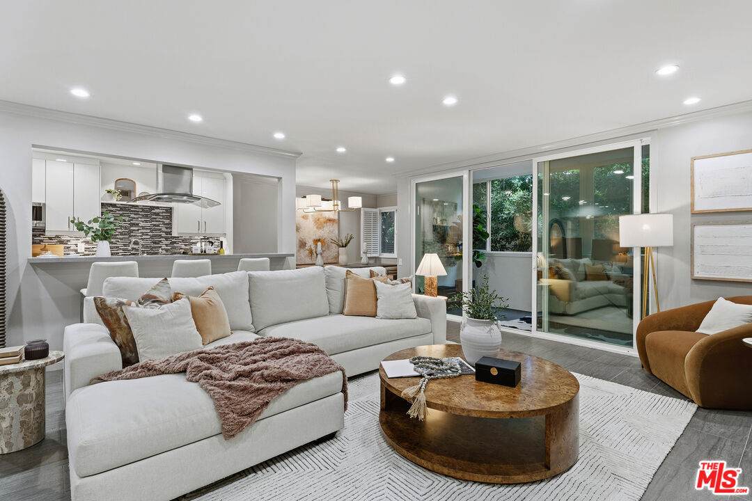 1015 Kings Rd - Photo 1