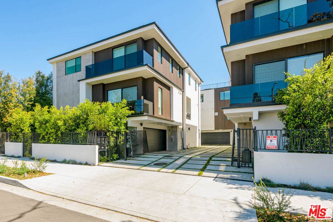 1426 Sycamore Ave - Photo 1