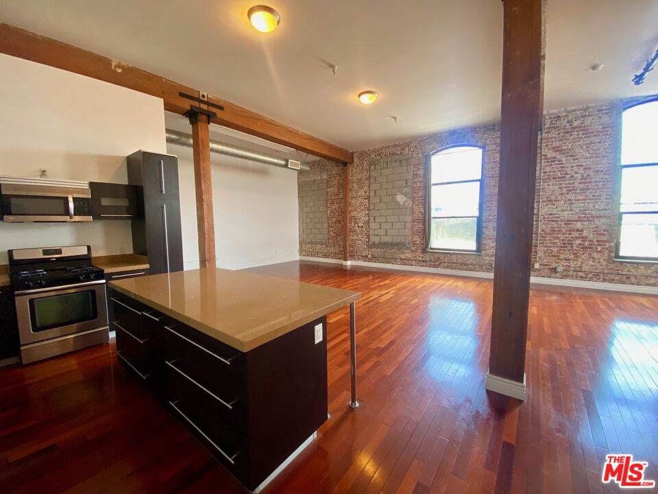 652 Mateo St - Photo 1