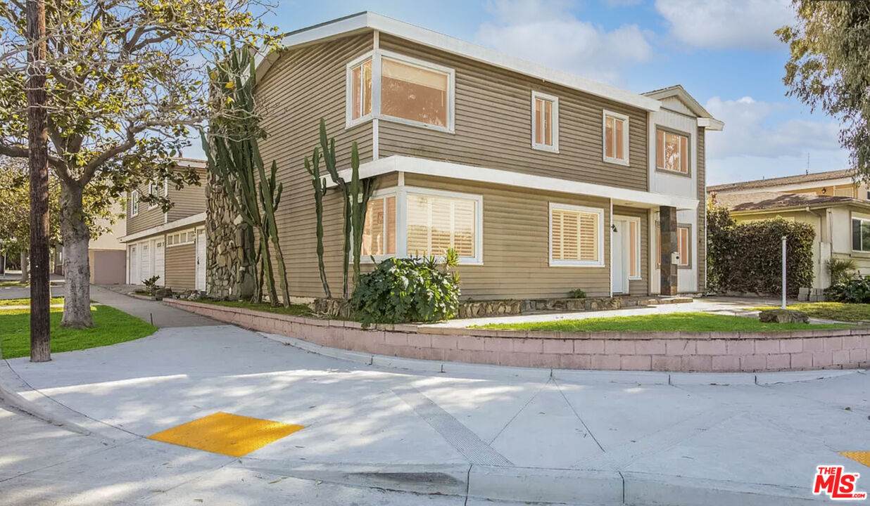 8100 83rd St - Photo 1