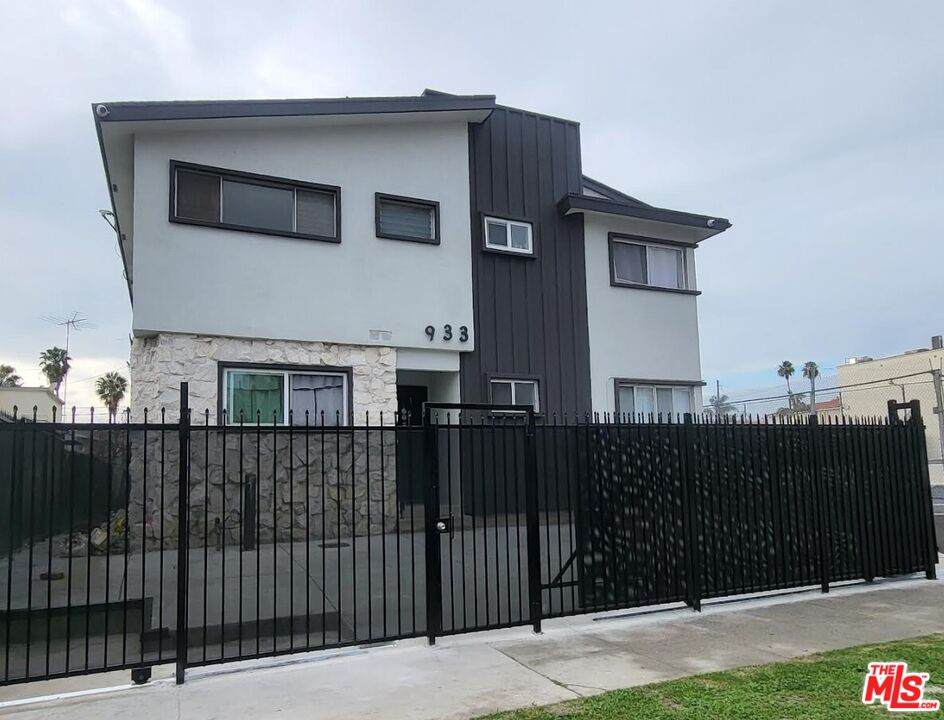 933 Norton Ave - Photo 1