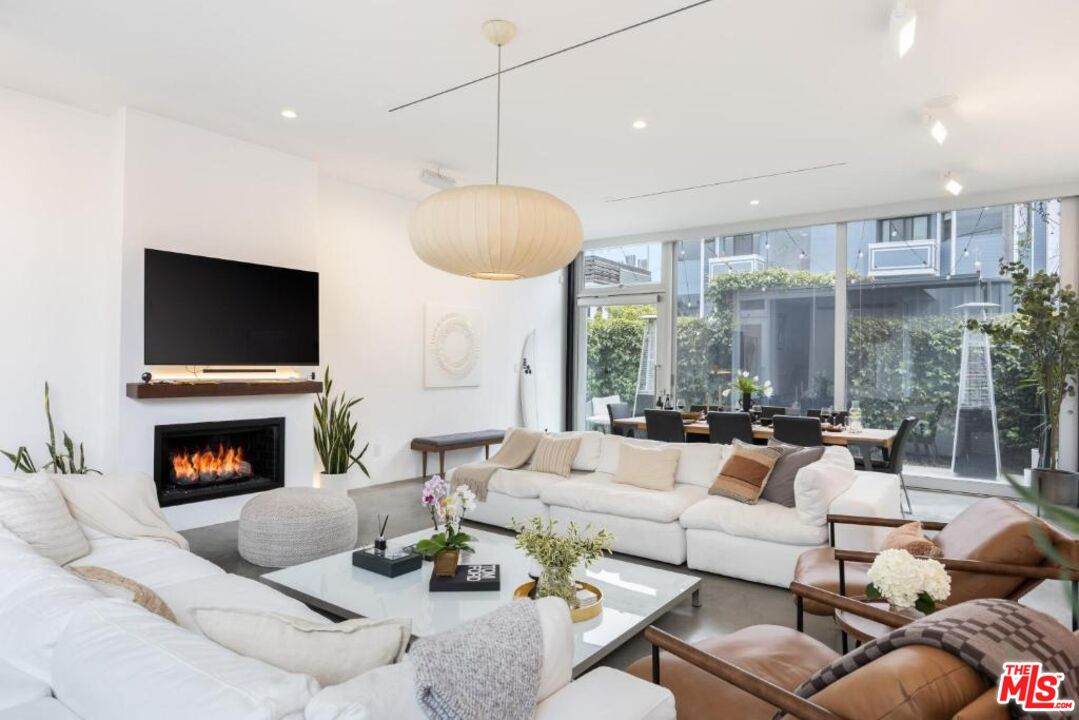 17 Venice Blvd - Photo 1