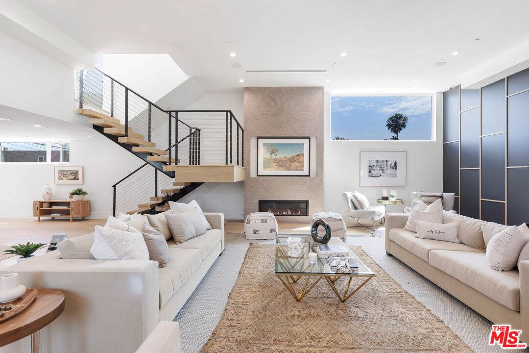 658 California Ave - Photo 1