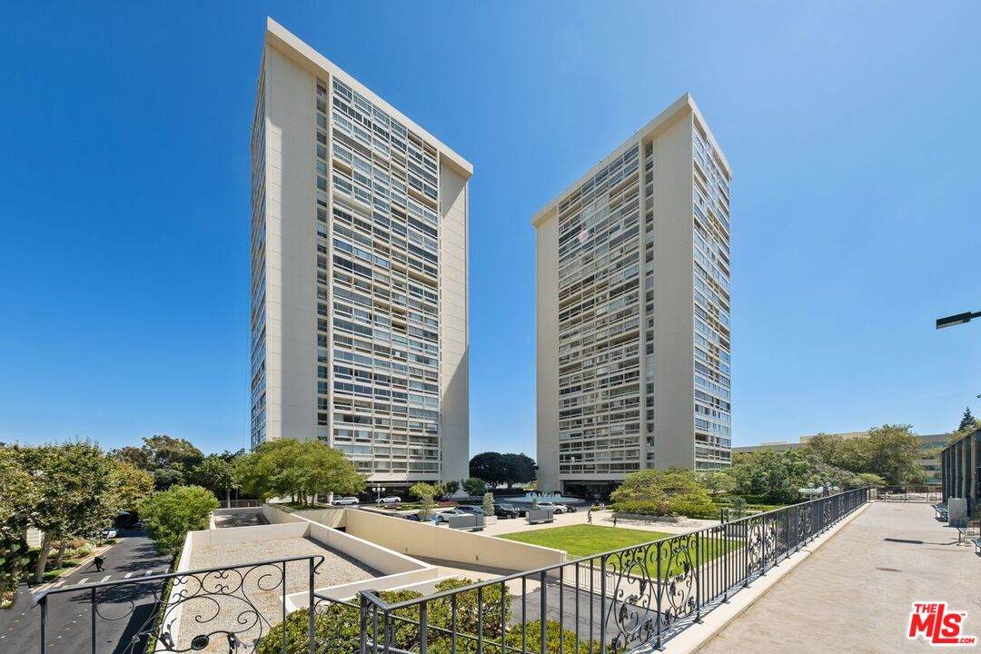 2220 Avenue Of The Stars - Photo 1