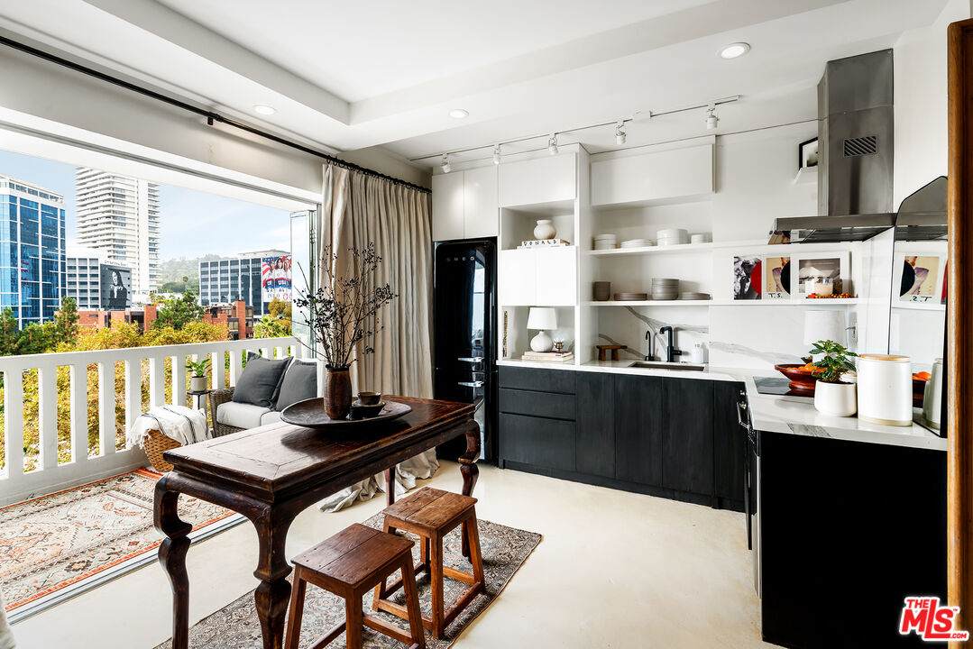 999 Doheny Dr - Photo 1