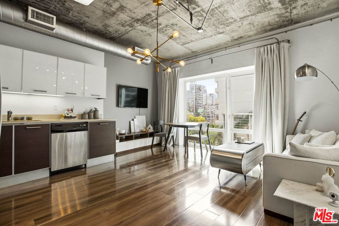 645 9th St - Photo 1