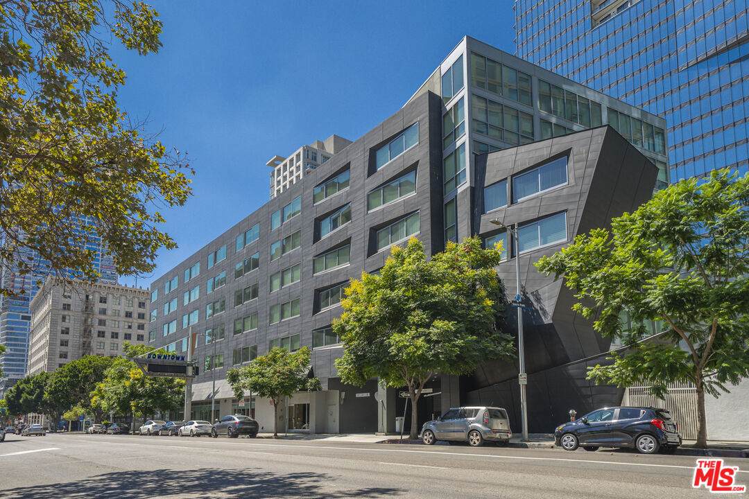 901 Flower St - Photo 1