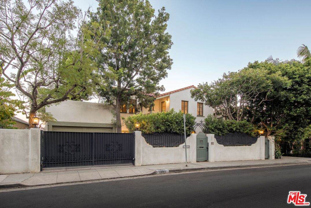 1982 Normandie Ave - Photo 1