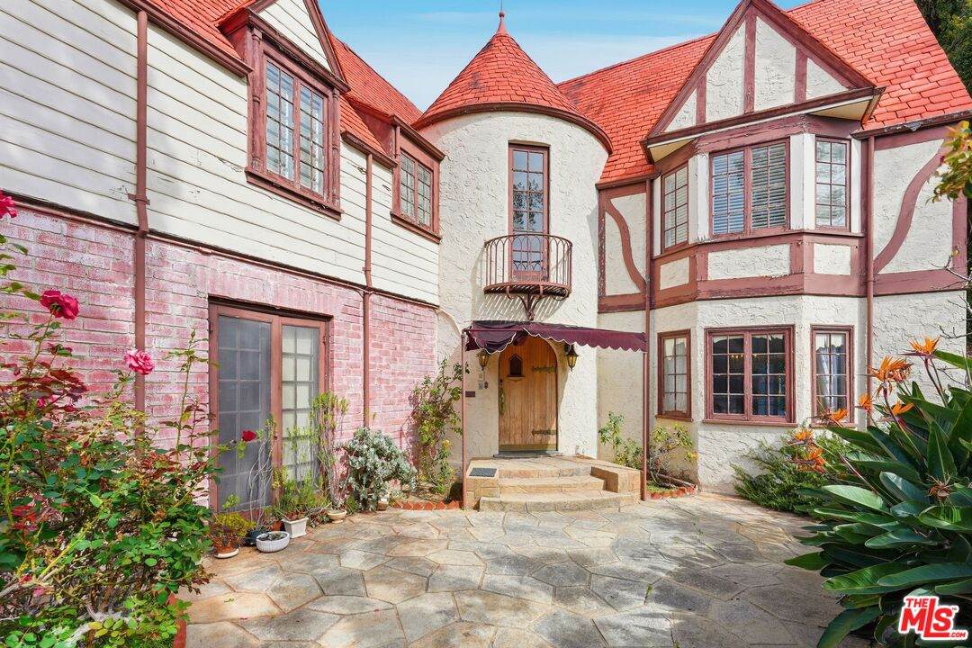 1140 Benedict Canyon Dr - Photo 1