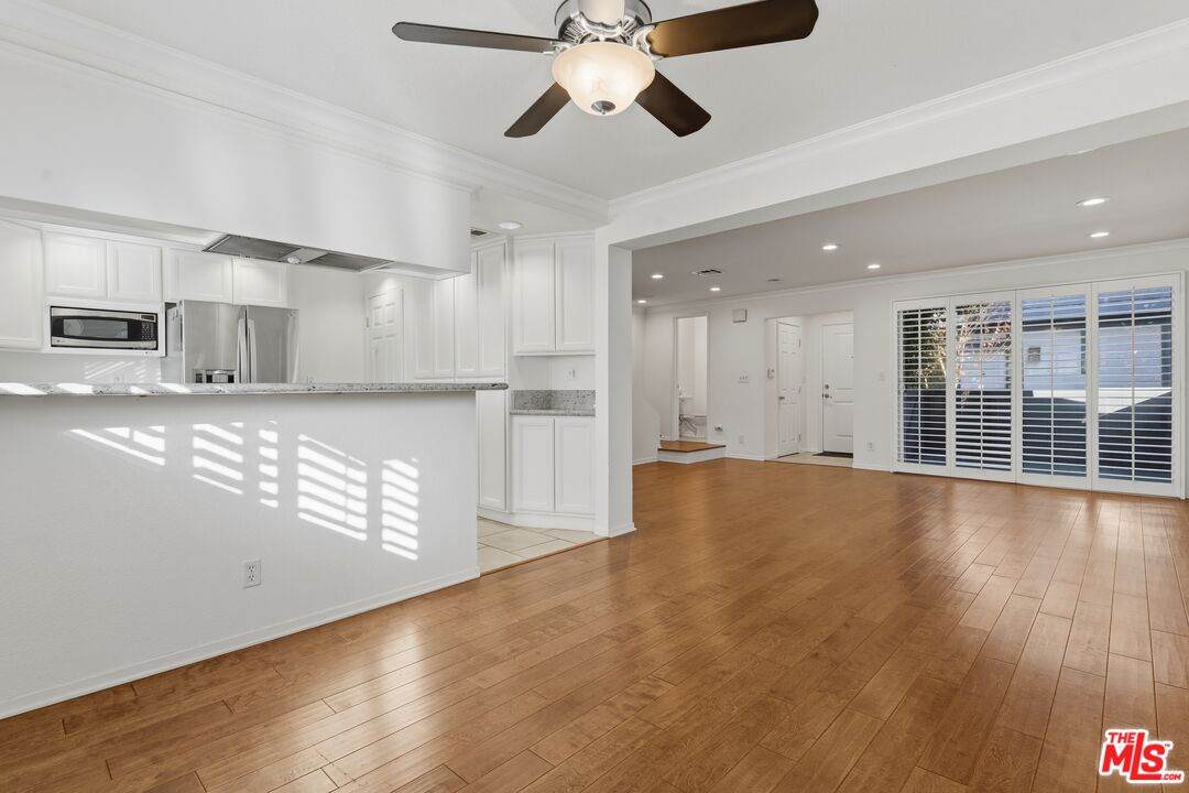18550 Hatteras St - Photo 1