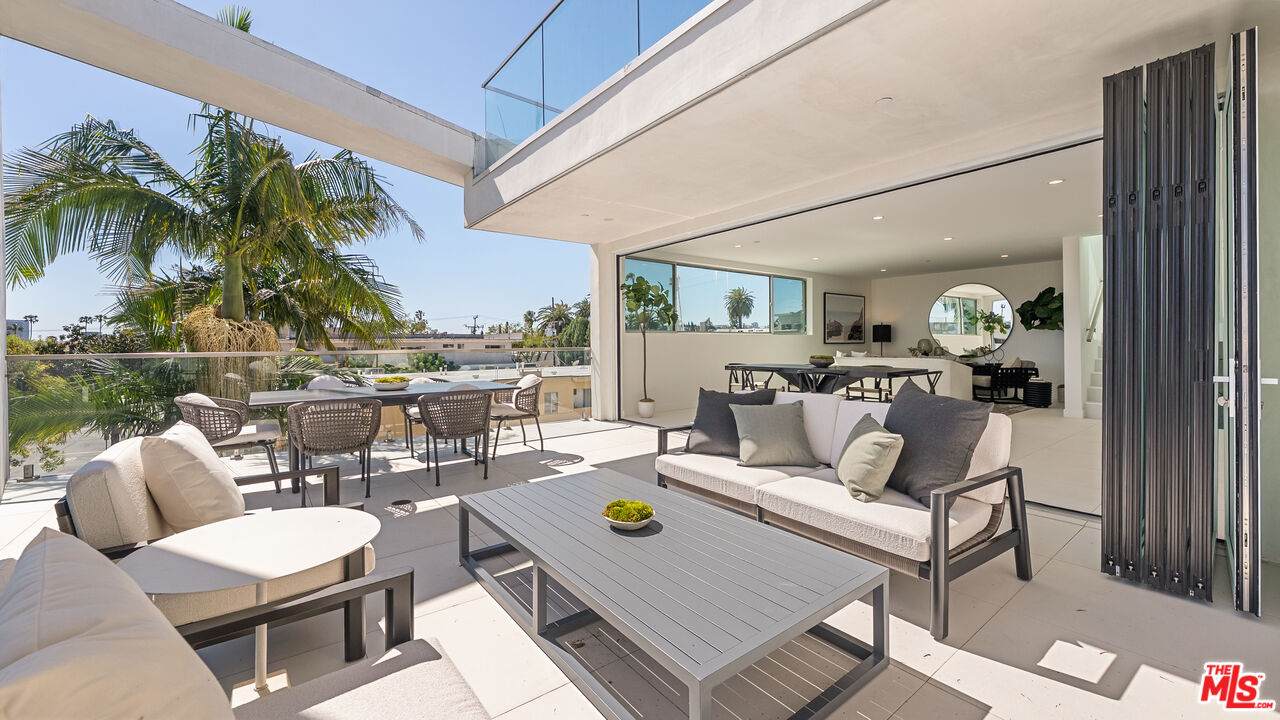 621 Kings Rd - Photo 1