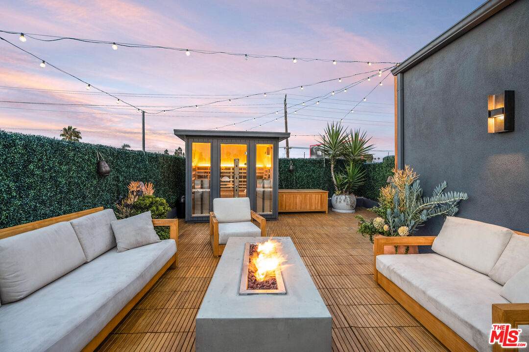2515 Lincoln Blvd - Photo 1
