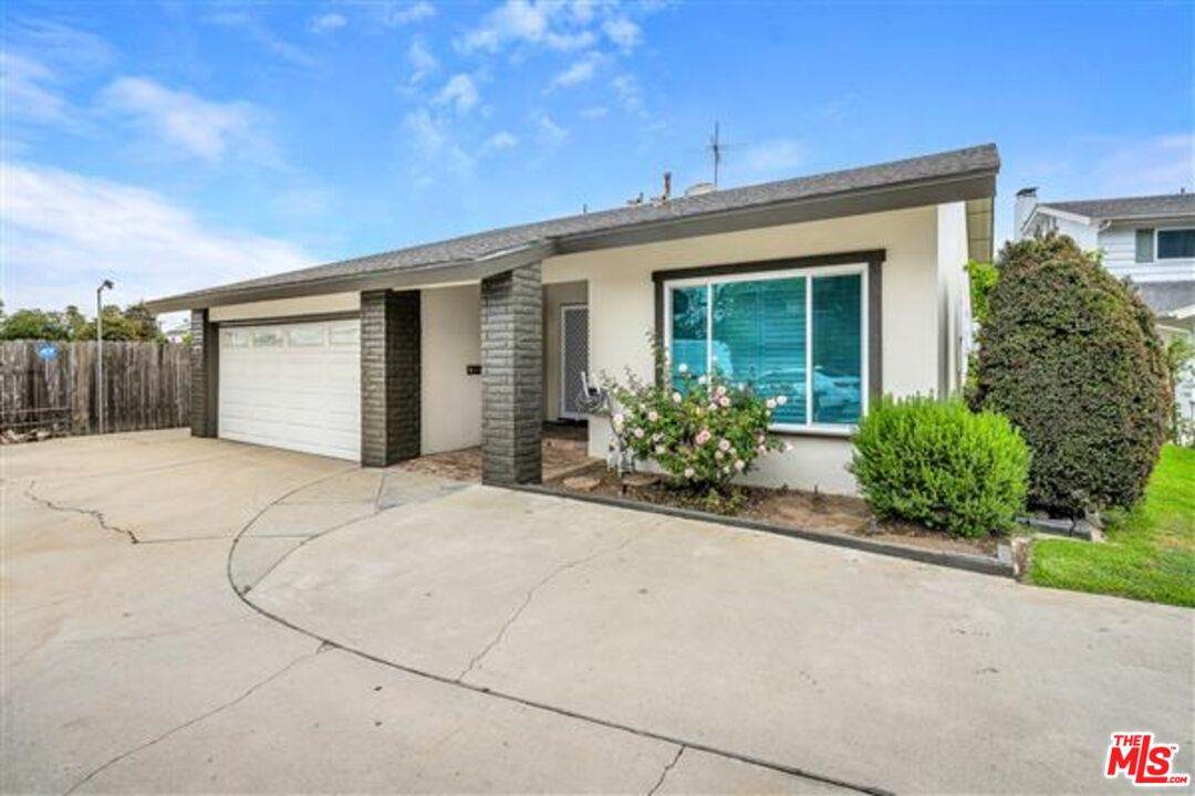 5100 Lindblade Dr - Photo 1