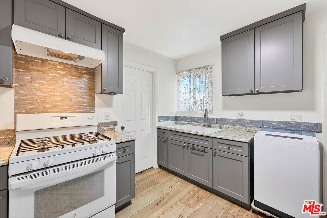 916 68th St - Photo 1