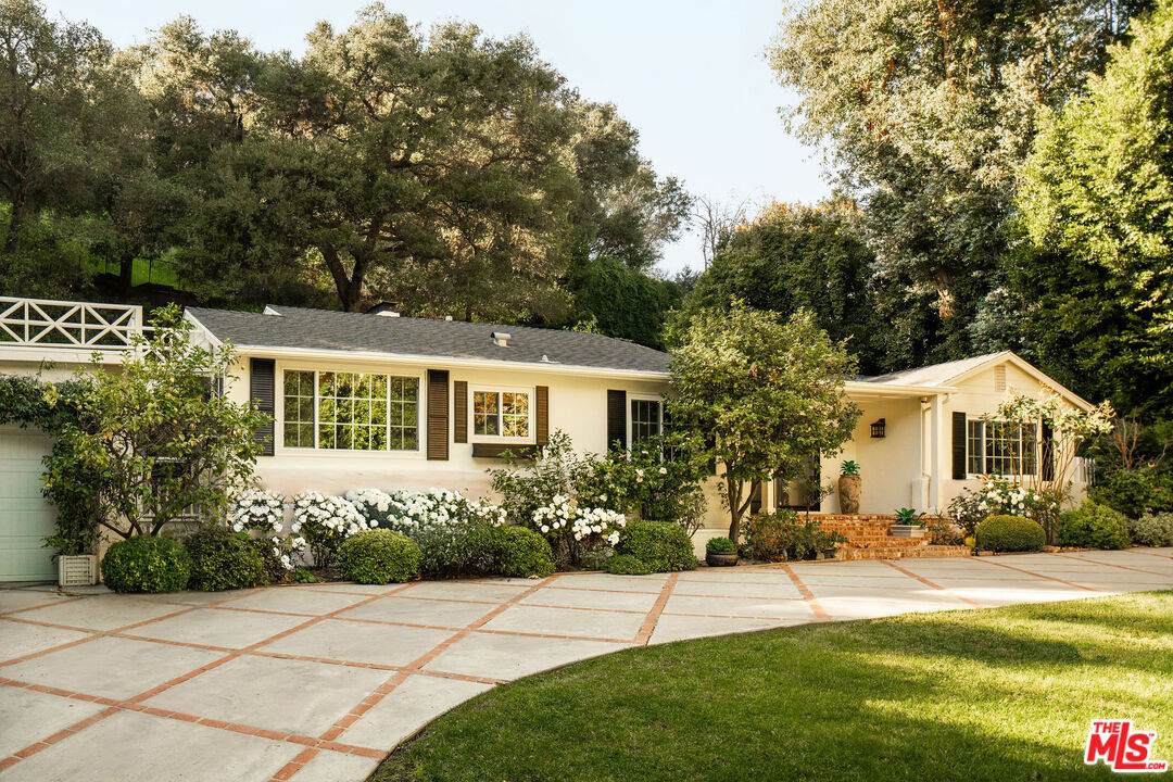 2533 Benedict Canyon Dr - Photo 1