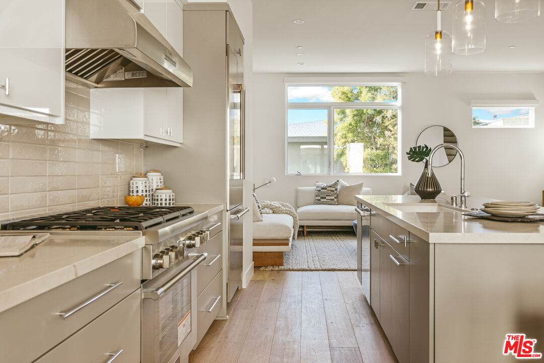 3220 Barrington Ave - Photo 1