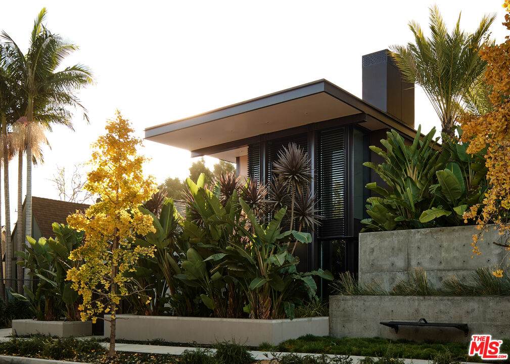 8850 Rosewood Ave - Photo 1