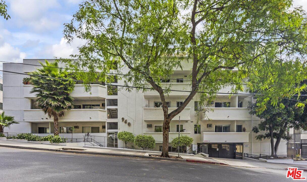 960 Larrabee St - Photo 1