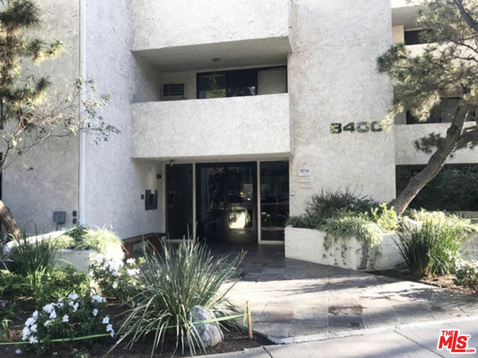 8400 De Longpre Ave - Photo 1