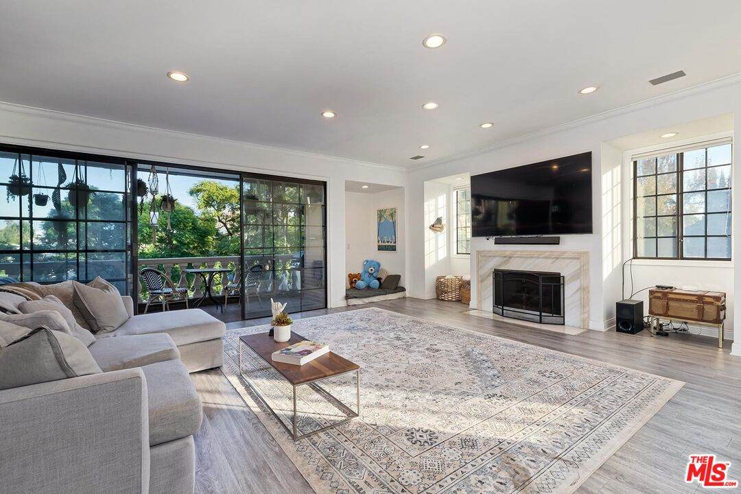 403 Palm Dr - Photo 1