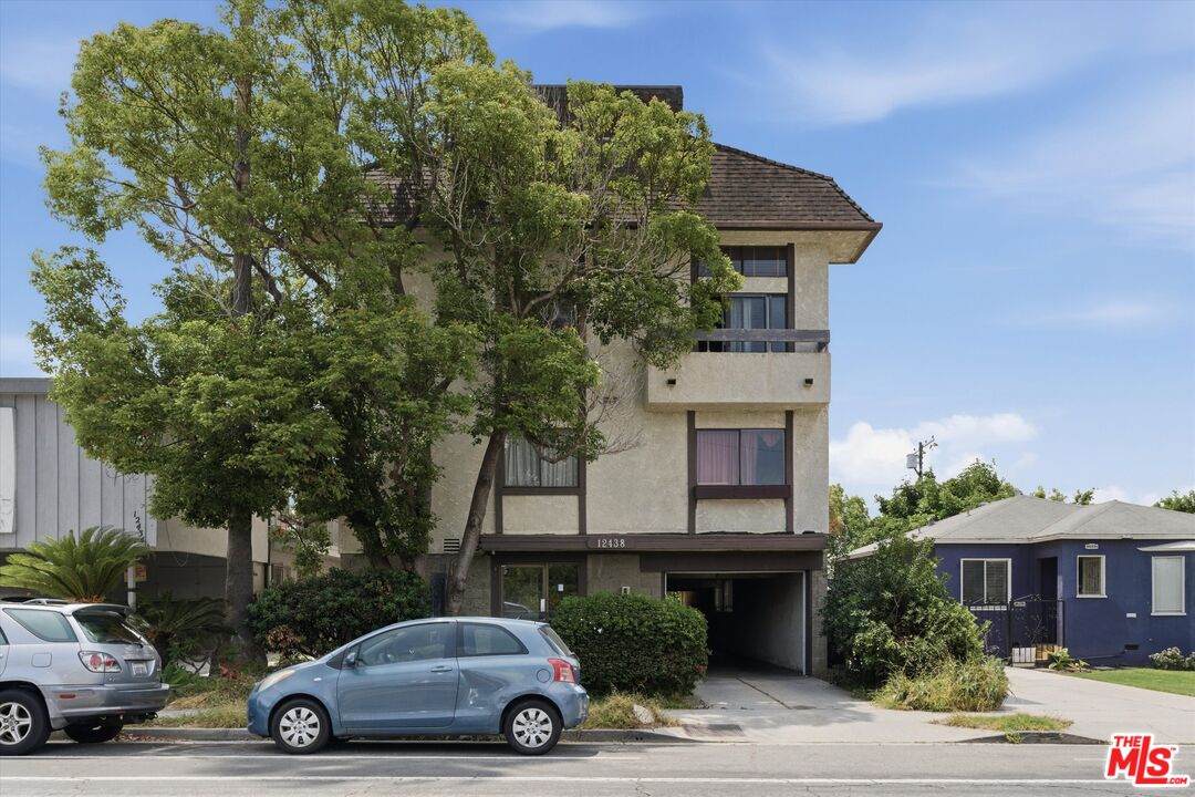 12438 Short Ave - Photo 1