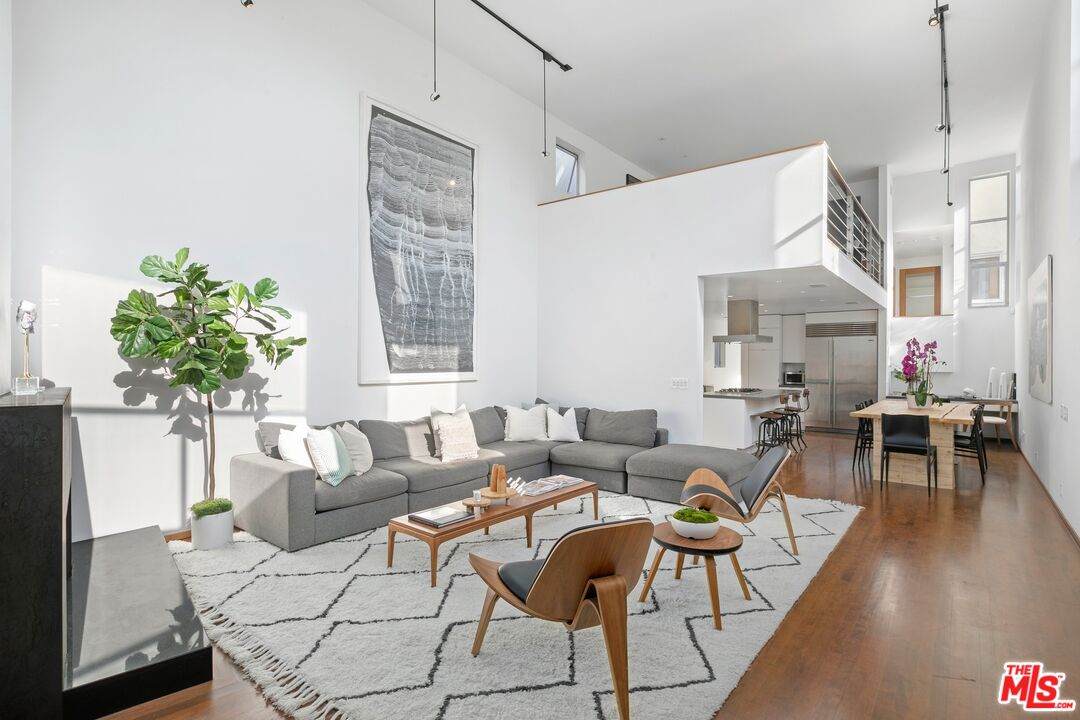 216 Grand - Photo 1