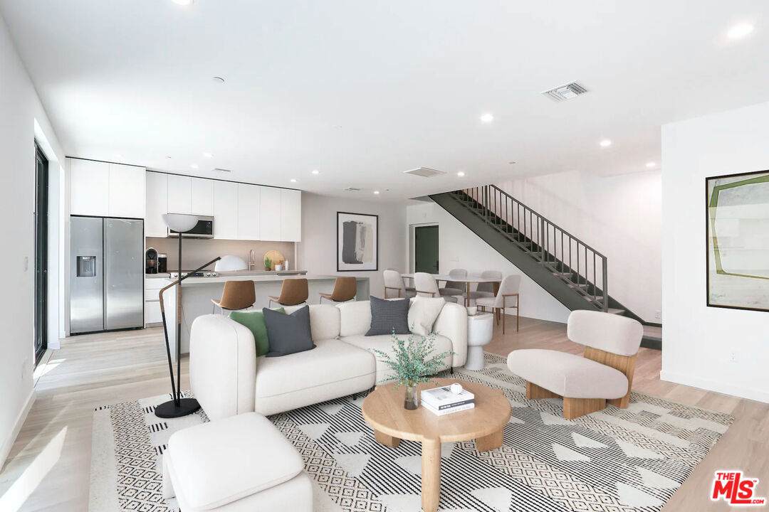 829 Larrabee St - Photo 1